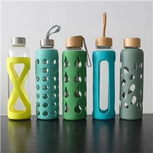 بانس کے ڈھکن کے ساتھ شیشے کے پانی کی بوتل